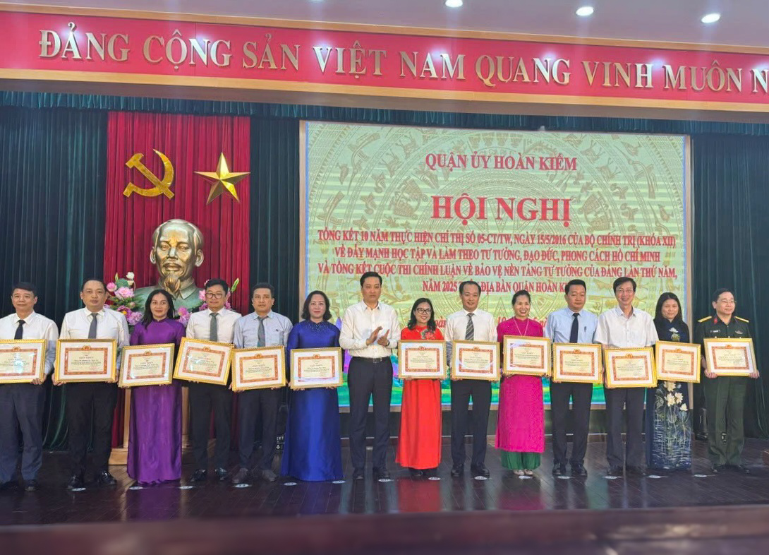 ĐẢNG BỘ BỆNH VIỆN RĂNG HÀM MẶT TRUNG ƯƠNG HÀ NỘI NHẬN GIẤY KHEN CỦA QUẬN ỦY HOÀN KIẾM